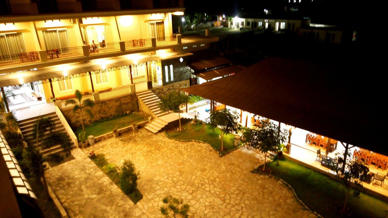 Padadita Beach Hotel Waingapu Esterno foto